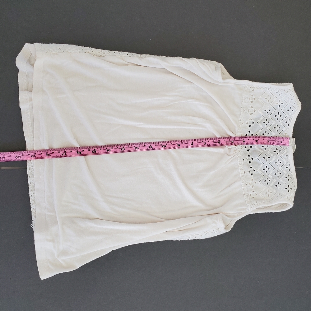 Solitaire small off-white cotton sleeveless top wit floral embroidery - Picture 10 of 10